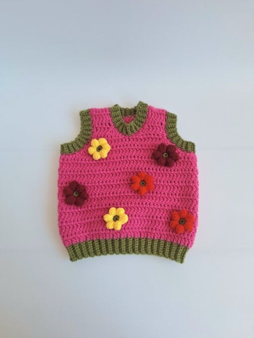 Gehaakt baby vestje | Fuchsia en donkergroen met gele, wijnrode en knalrode bloemen