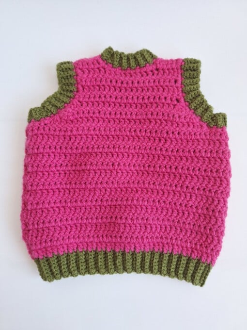 Gehaakt baby vestje | Fuchsia en donkergroen met gele, wijnrode en knalrode bloemen