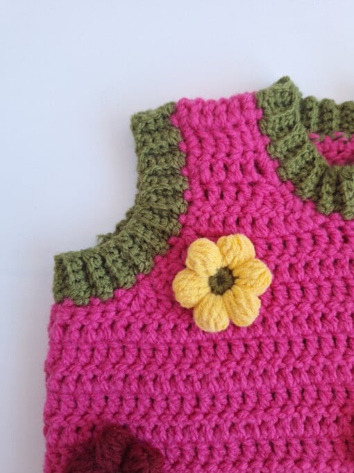 Gehaakt baby vestje | Fuchsia en donkergroen met gele, wijnrode en knalrode bloemen