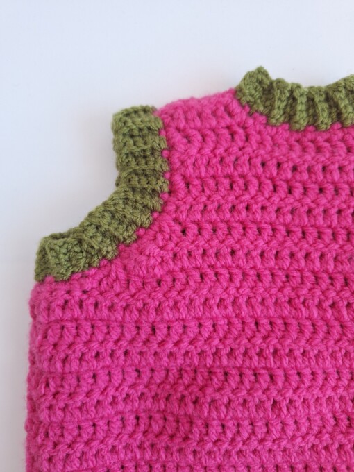Gehaakt baby vestje | Fuchsia en donkergroen met gele, wijnrode en knalrode bloemen