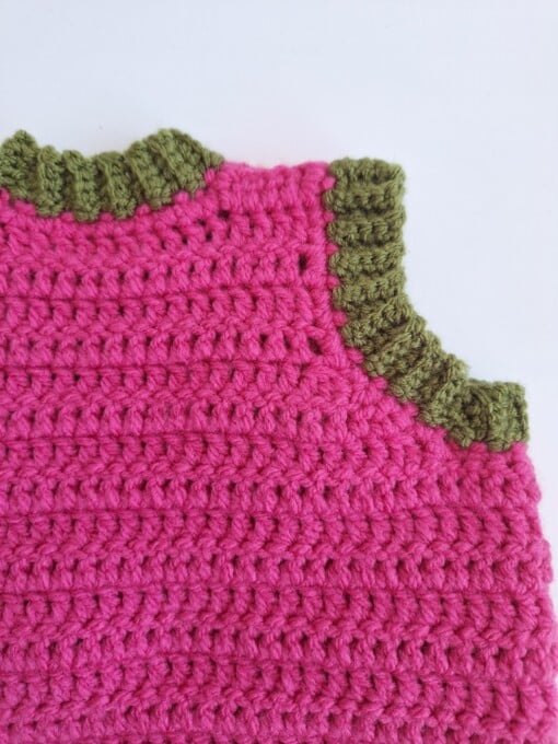 Gehaakt baby vestje | Fuchsia en donkergroen met gele, wijnrode en knalrode bloemen