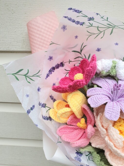 Handgemaakt gehaakte boeket met pioenroos & tulpen – vol kleur en warmte