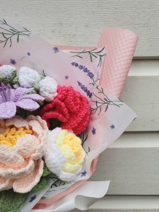 Handgemaakt gehaakte boeket met pioenroos & tulpen – vol kleur en warmte