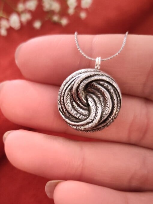 Ketting met een verhaal — ✿ — vintage hanger (ca. 1940–1950)