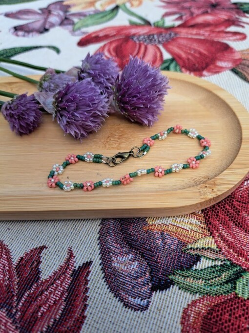 Handgemaakte madelief armbandje roze