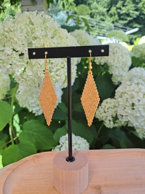 Camelkleurige oorbellen van satin-silk glaskralen – met verguld zilveren haakje, 7 cm