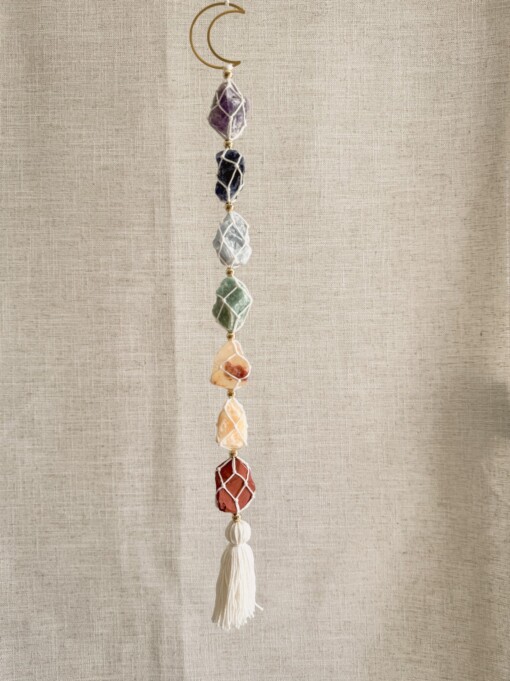 Chakra hanger met amethist, sodaliet, blauwe calciet, groene aventurijn, citrien, oranje calciet en rode jaspis – voor balans en energie in huis