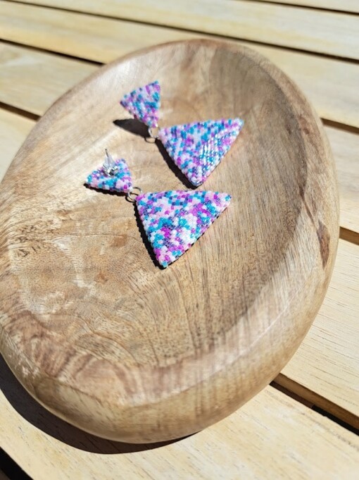 Confetti Kralenoorbellen Pastel Parelmoer – handgemaakt met roze, blauw, wit & paars met parelmoerglans (5 cm)