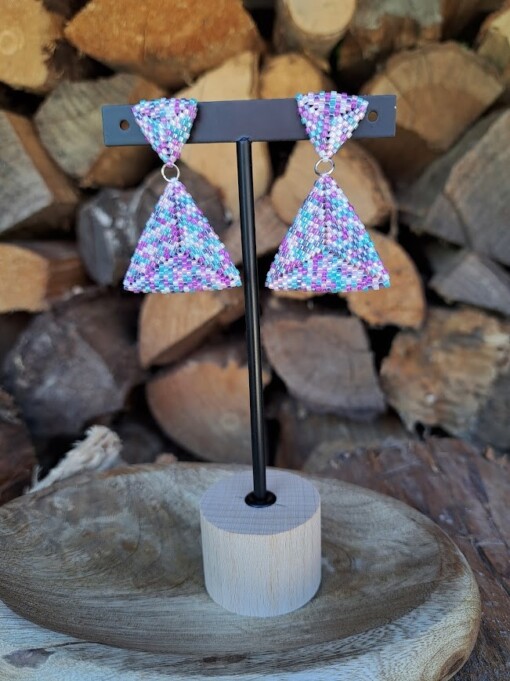 Confetti Kralenoorbellen Pastel Parelmoer – handgemaakt met roze, blauw, wit & paars met parelmoerglans (5 cm)