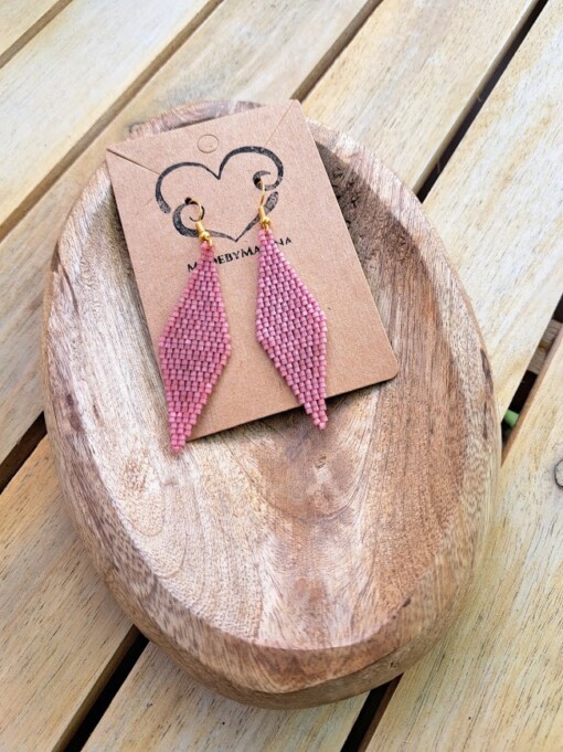 Donker oudroze oorbellen van satin-silk glaskralen – met verguld zilveren haakje, 7 cm