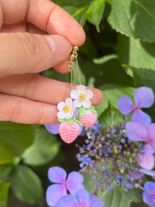 Micro Gehaakte Aardbei Oorbellen met Bloemetjes