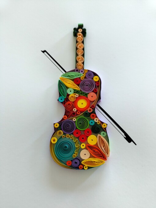 Papierkunst in quilling-techniek: Viool – kleurrijk muzikaal kunstwerk voor aan de muur