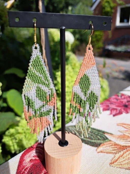 Botanic Bloom – botanische fringe oorbellen met miyuki kralen
