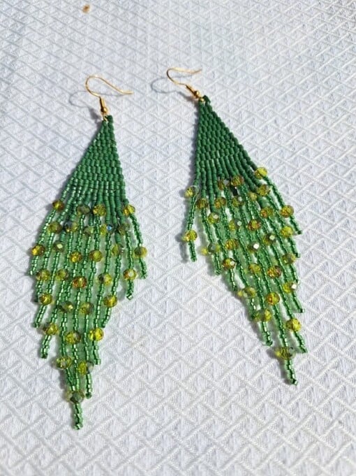 Fringe oorbellen Emerald Goddess – groen, glaskralen & kristallen, 12,5 cm lang, verguld zilveren oorhaken