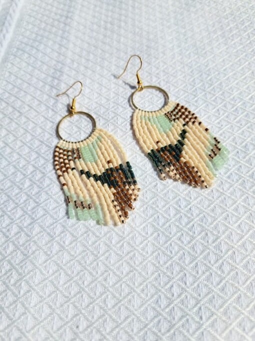 Golden Mirage – lichte fringe oorbellen met miyuki kralen in groen, bruin en goud