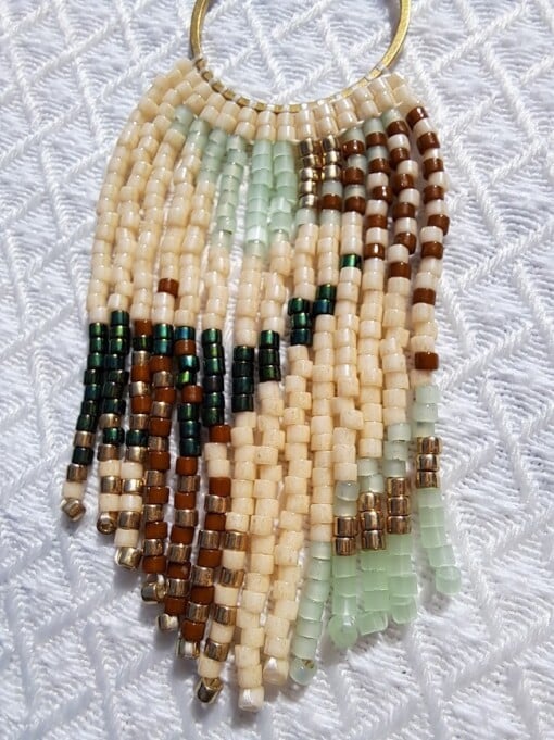 Golden Mirage – lichte fringe oorbellen met miyuki kralen in groen, bruin en goud