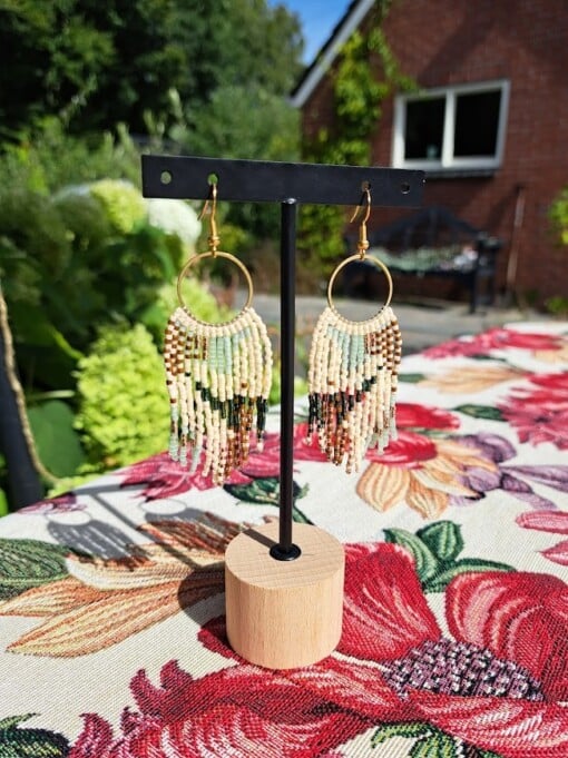 Golden Mirage – lichte fringe oorbellen met miyuki kralen in groen, bruin en goud