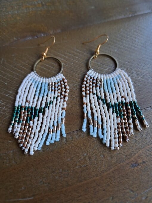 Golden Mirage – lichte fringe oorbellen met miyuki kralen in groen, bruin en goud
