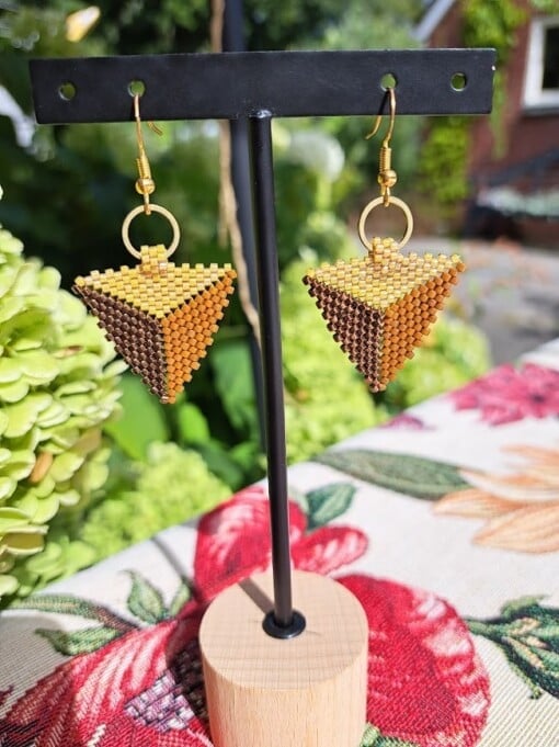 Oorbellen “Golden Earth” – driehoekige Miyuki oorbellen met verguld zilver, 5 cm