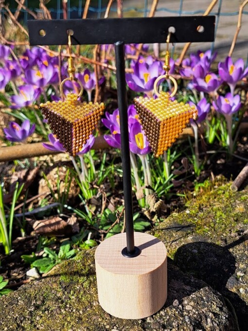 Oorbellen “Golden Earth” – driehoekige Miyuki oorbellen met verguld zilver, 5 cm