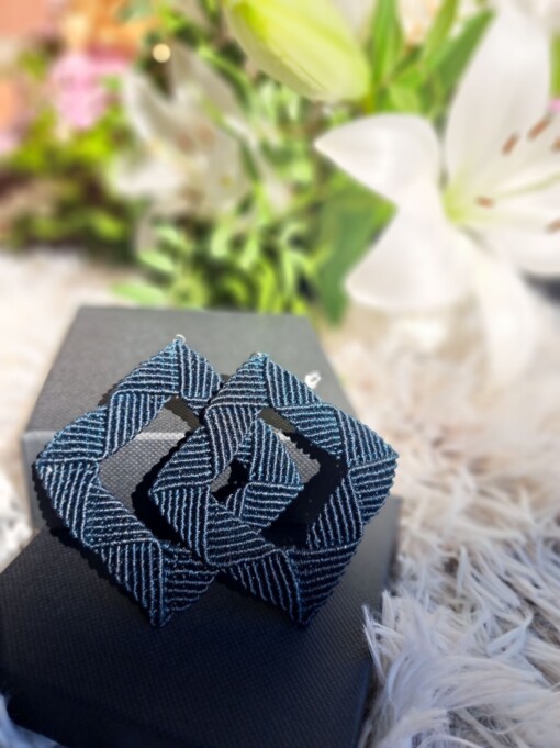 Geometrische macramé oorbellen in een donkergroene tint