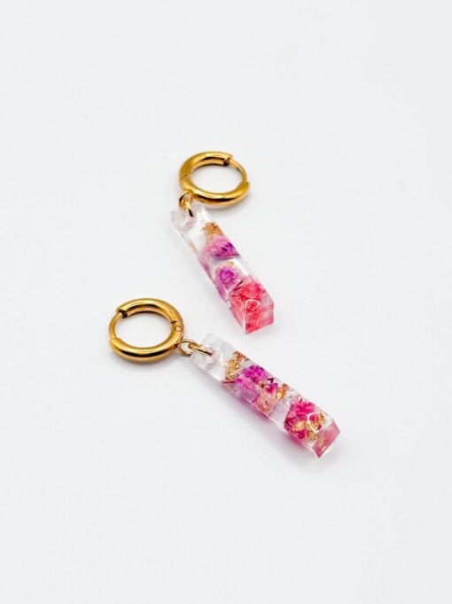 Huggie Hoop Oorbellen met Rechthoekige Hangers Gevuld met Echte Bloemen uit Utrecht (The Blossom Chapter)