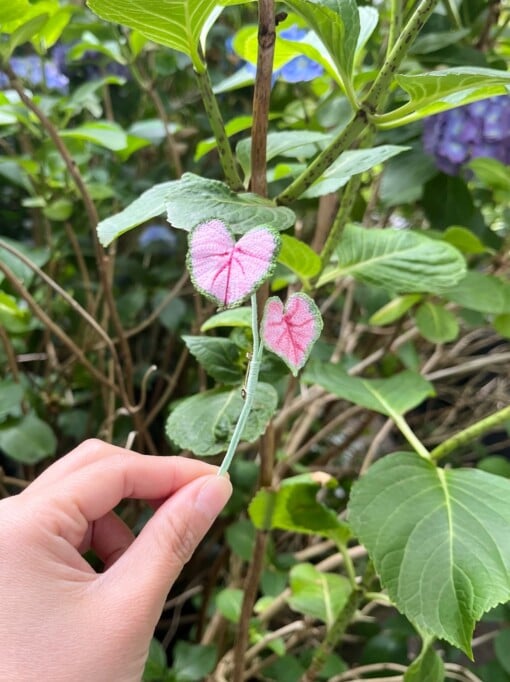 Micro Gehaakte Caladium Broche – Handbeschilderde Blaadjes
