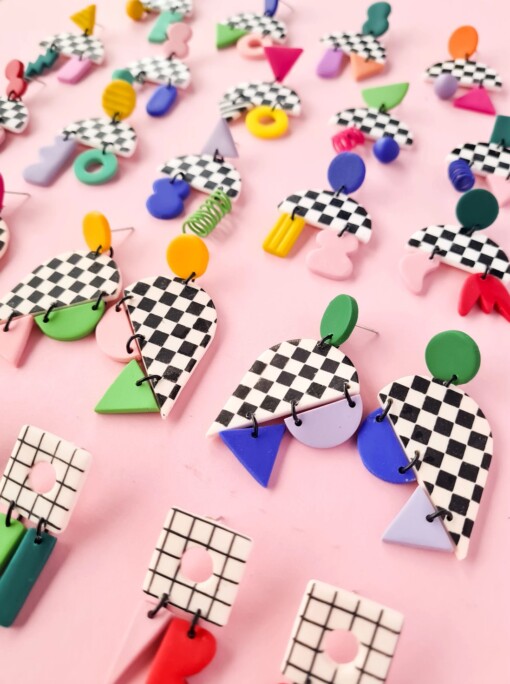 Kleurrijke, handgemaakte checkered oorbellen, beschikbaar in 3 kleurencombinaties. Lichtgewicht, dopamine statement Memphis Polymeerklei oorbellen