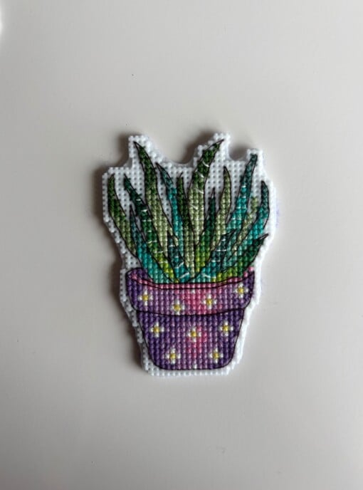 Handgeborduurde magneet vetplantje