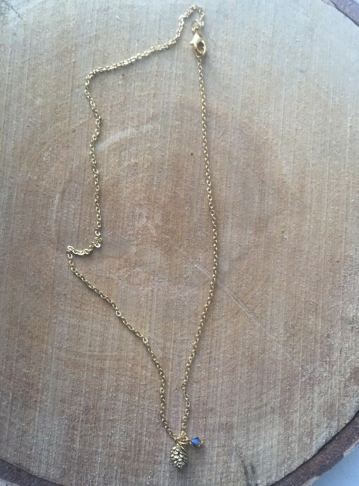 Vergulde ketting met dennenappel-bedeltje en Swarovski kraaltje