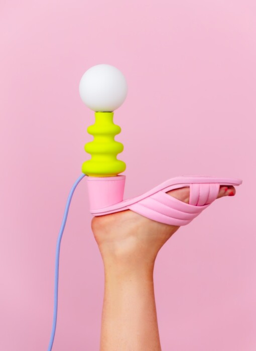 Handgemaakte tafellamp "Freddie" uit Jesmoniet | curvy lampje met textielkabel in contrasterende kleur  | accentverlichting