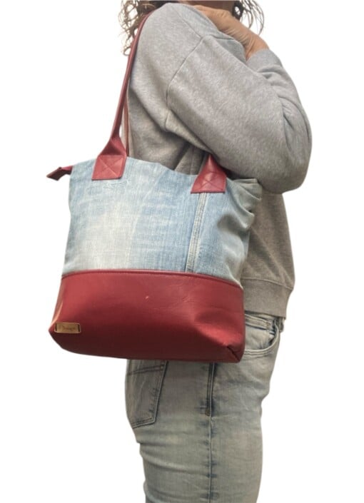 Stoere handgemaakte shopper van gerecycled denim & donkerrood leer – uniek & duurzaam