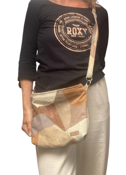 Unieke leren schoudertas – compact, kleurrijk en handgemaakt met verschillende kleurvlakken in leer en suede.