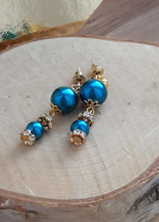 Unieke oorbellen: Blauw met goud/zilver studs: Handgemaakt met glazen kralen