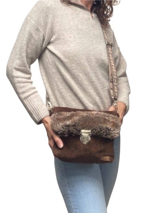 Donker bruine suede schoudertas gemaakt van vintage suede rok met nepbont