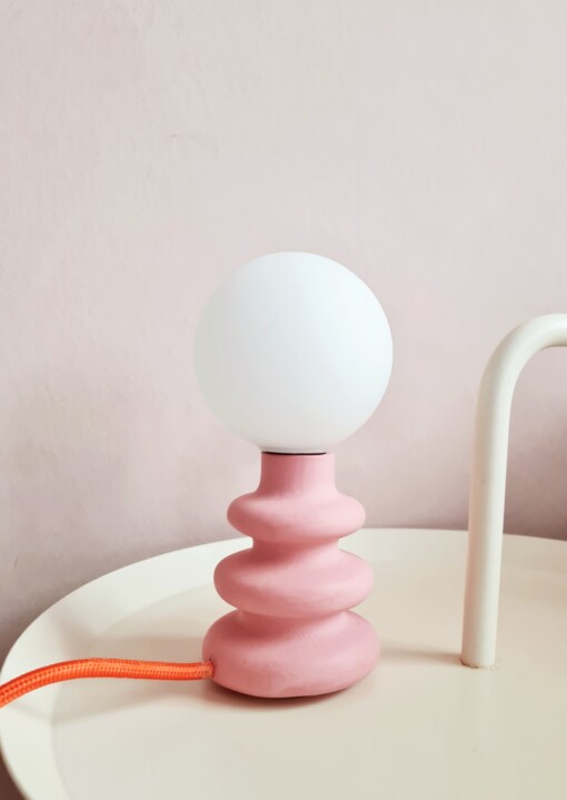 Handgemaakte tafellamp "Freddie" uit Jesmoniet | curvy lampje met textielkabel in contrasterende kleur  | accentverlichting