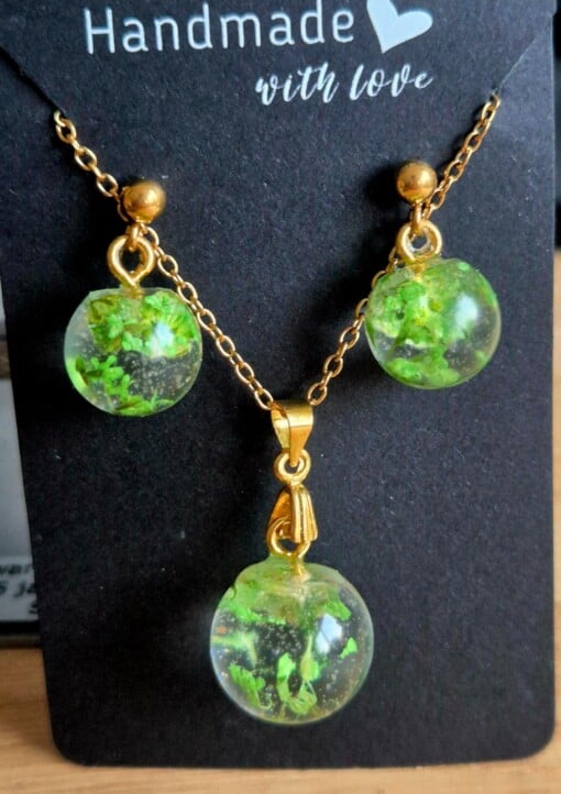 Groene balletjes oorbellen en ketting setje