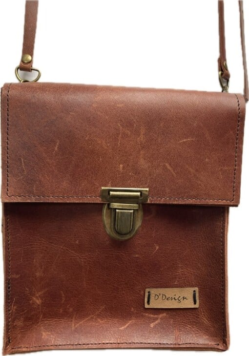Stoere kleine heup/schoudertas gemaakt van cognac kleurige vinted lerenjas.