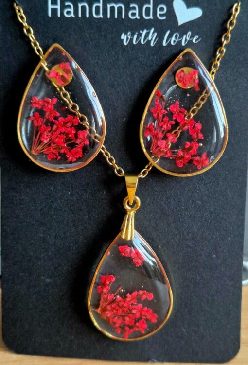 Rode resin oorbellen met bijbehorende ketting