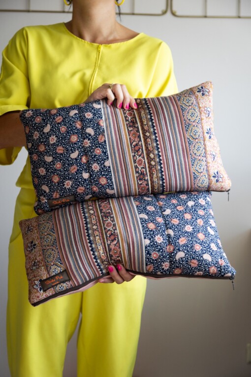 Upcycled Donkerblauw kussen met vintage blockprint in roze, bordeauxrood, zandkleur en geel