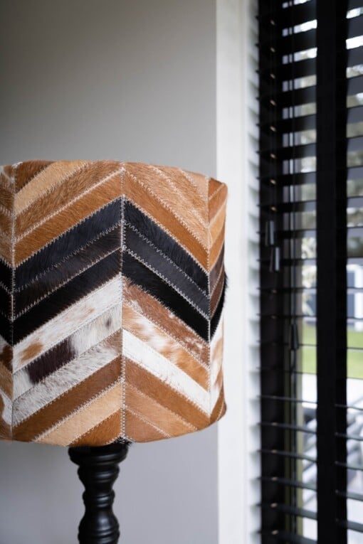 Laura koeienhuid lampenkap patchwork - echt leer - zwart, bruin, wit - visgraat - Ø30x26cm