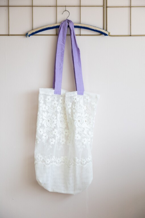 Duurzame tas van witte gebloemde vintage vitrage, upcycled tas