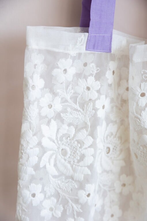 Duurzame tas van witte gebloemde vintage vitrage, upcycled tas