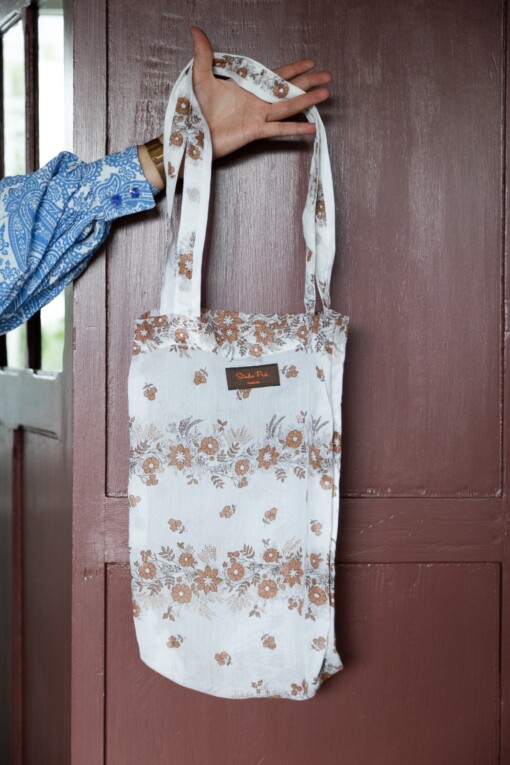 Bruin gebloemde tas van vintage vitrage met opdruk: Bloom