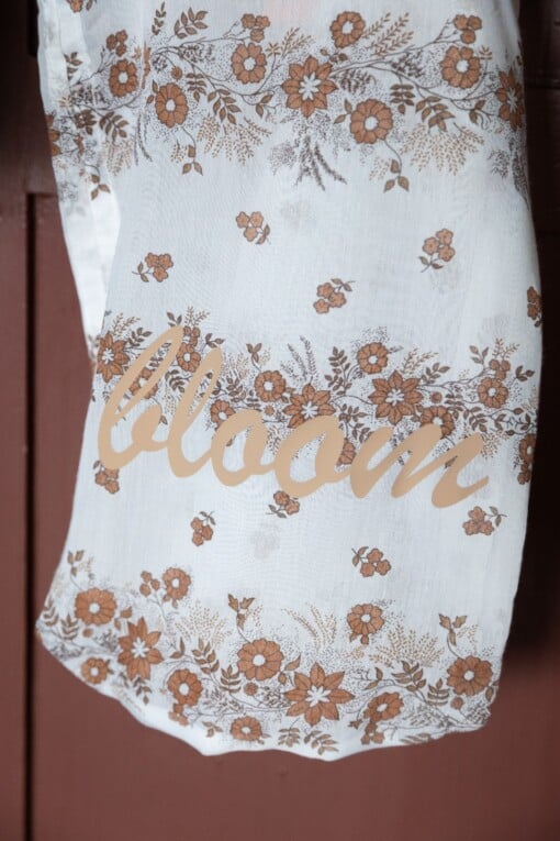 Bruin gebloemde tas van vintage vitrage met opdruk: Bloom