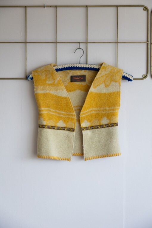 Gele wollen gilet met bruin gebloemd vintage bandje maat 122/128