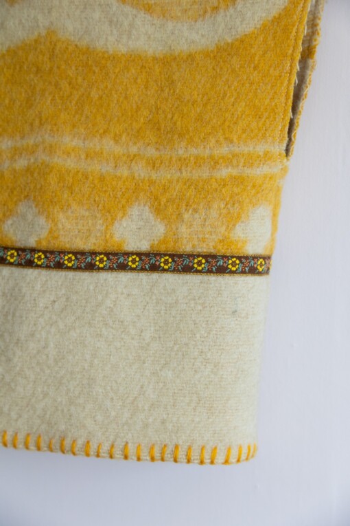 Gele wollen gilet met bruin gebloemd vintage bandje maat 122/128