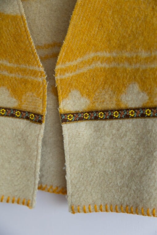 Gele wollen gilet met bruin gebloemd vintage bandje maat 122/128