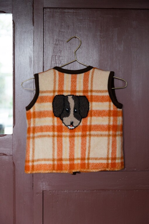 Duurzame wollen gilet handgeborduurd, maat 122/128 met geborduurde hond op de rug