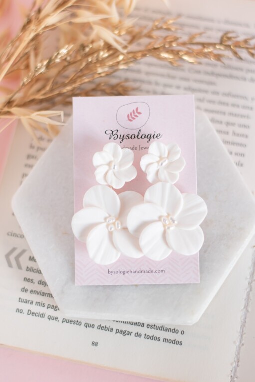 Alexia- Statement oorbellen met 2 bloemen
